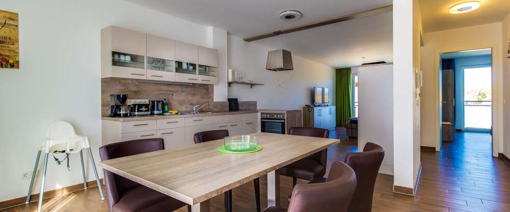 Maisonette-Appartement mit 2 Schlafzimmern im Erdgeschoß mit je 1 Doppelbett (180 x 200), 1 Badezimmer im Erdgeschoß mit WC & Dusche, Fön & 1 Infrarotkabine im Erdgeschoß 1 Schlafzimmer im Obergeschoß mit 1 Doppelbett (180 x 200), 1 Badezimme