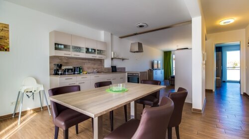 Maisonette-Appartement mit
2 Schlafzimmern im Erdgeschoß mit je 1 Doppelbett (180 x 200),
1 Badezimmer im Erdgeschoß mit WC & Dusche, Fön &
1 Infrarotkabine im Erdgeschoß
1 Schlafzimmer im Obergeschoß mit 1 Doppelbett (180 x 200),
1 Badezimme