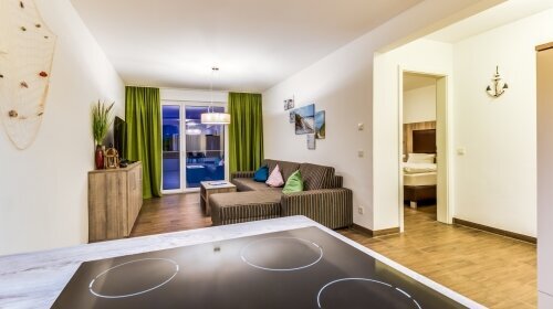 Maisonette-Appartement mit
1 Schlafzimmer im Erdgeschoß mit 1 Doppelbett (180 x 200) sowie 1 Doppelstockbett (je 80 x 200),
1 Badezimmer im Erdgeschoß mit WC & Dusche, Fön &
1 Infrarotkabine im Erdgeschoß
1 Schlafzimmer im Obergeschoß mit 1 Do