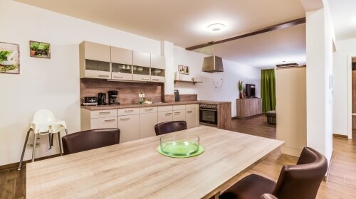 Maisonette-Appartement mit
1 Schlafzimmer im Erdgeschoß mit 1 Doppelbett (180 x 200),
1 Badezimmer im Erdgeschoß mit WC & Dusche, Fön &
1 Infrarotkabine im Erdgeschoß
1 Schlafzimmer im Obergeschoß mit 1 Doppelbett (180 x 200),
1 Badezimmer im