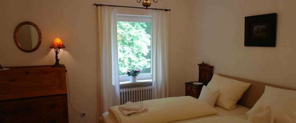 Suite mit 3 Doppelbett-Schlafzimmern, ein Badezimmer, 2 Abstellzimmer für Koffer und Kleidung und einen großen Balkon.