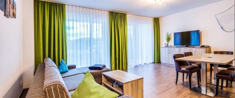 Die Appartements Seglerhütte befinden sich im Erdgeschoß 1 Schlafzimmer mit 1 Doppelbett (180 x 200), 1 Badezimmer mit WC & Dusche, Fön & Infrarotkabine 1 Wohn-/ Essbereich mit Einbauküche, Esstisch, Couch (mit Schlaffunktion für die 3. Person 
