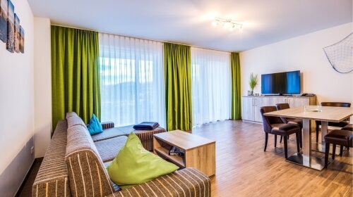 Die Appartements Seglerhütte befinden sich im Erdgeschoß
1 Schlafzimmer mit 1 Doppelbett (180 x 200),
1 Badezimmer mit WC & Dusche, Fön & Infrarotkabine
1 Wohn-/ Essbereich mit Einbauküche, Esstisch, Couch (mit Schlaffunktion für die 3. Person 