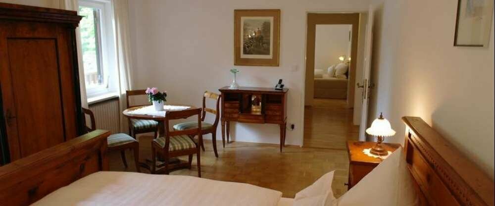 Suite mit 3 Doppelbett-Schlafzimmern, ein Badezimmer, 2 Abstellzimmer für Koffer und Kleidung und einen großen Balkon.