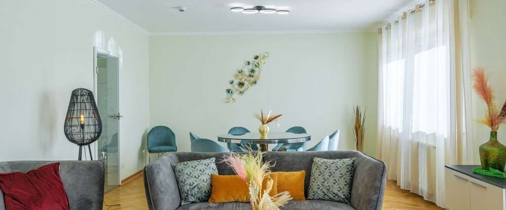 NUR MIT MAXIMALBELEGUNG BUCHBAR! Appartment (ca. 140m²) für 6 Personen, 3 Schlafzimmer mit eigener DU/WC, Wohnbereich mit gemütlicher Sitzecke, komplett eingerichtete Küchenzeile, Waschmaschine mit Trockner, Essecke, möblierter Balkon (ca. 10m²), Dusc