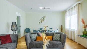 NUR MIT MAXIMALBELEGUNG BUCHBAR! Appartment (ca. 140m²) für 6 Personen, 3 Schlafzimmer mit eigener DU/WC, Wohnbereich mit gemütlicher Sitzecke, komplett eingerichtete Küchenzeile, Waschmaschine mit Trockner, Essecke, möblierter Balkon (ca. 10m²), Dusc