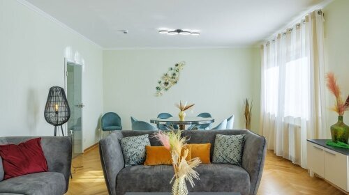 NUR MIT MAXIMALBELEGUNG BUCHBAR! 

Appartment (ca. 140m²) für 6 Personen, 3 Schlafzimmer mit eigener DU/WC, Wohnbereich mit gemütlicher Sitzecke, komplett eingerichtete Küchenzeile, Waschmaschine mit Trockner, Essecke, möblierter Balkon (ca. 10m²), Dusc