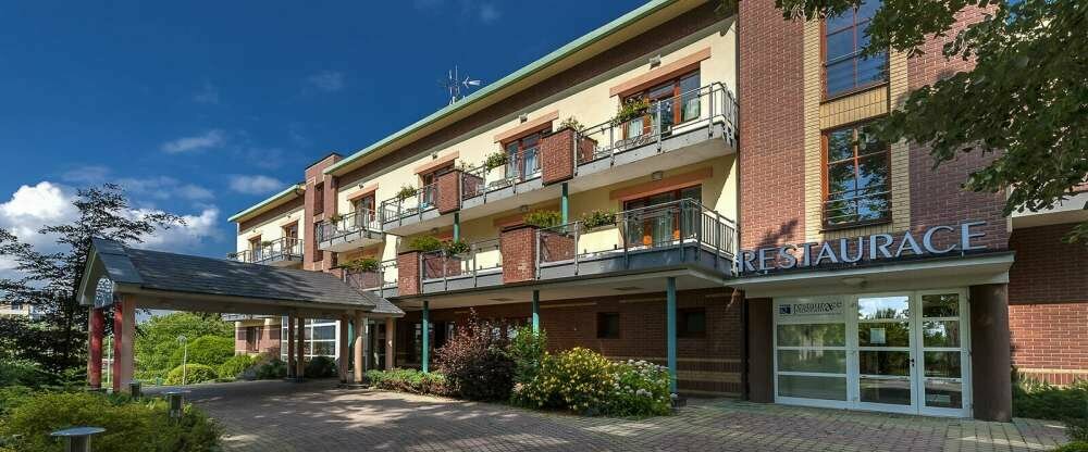 April Hotel Panorama - Hotel-Außenansicht