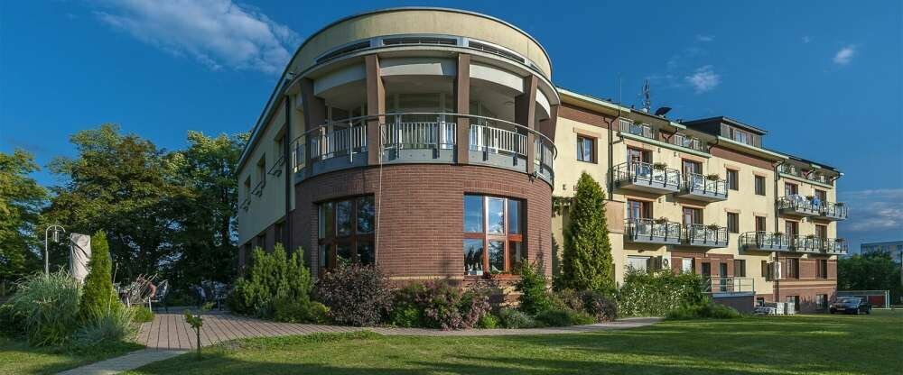 April Hotel Panorama - Hotel-Außenansicht