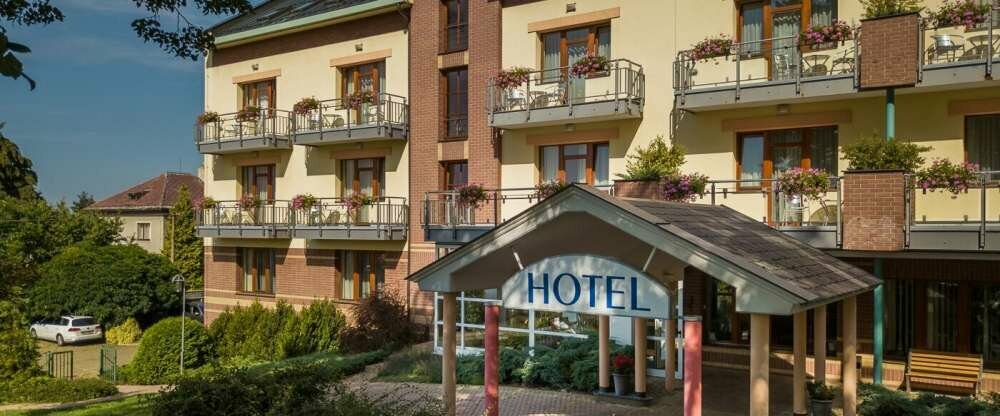 April Hotel Panorama - Hotel-Außenansicht