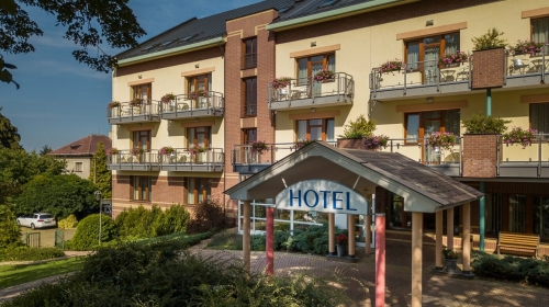 April Hotel Panorama - Hotel-Außenansicht