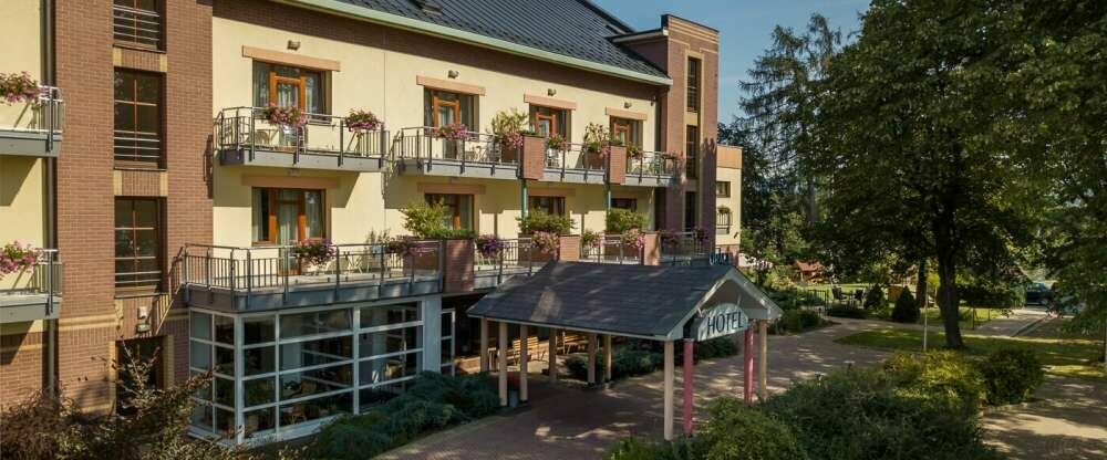 April Hotel Panorama - Hotel-Außenansicht