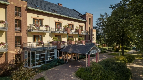 April Hotel Panorama - Hotel-Außenansicht