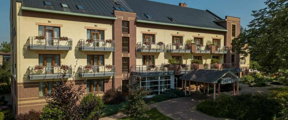 April Hotel Panorama - Hotel-Außenansicht