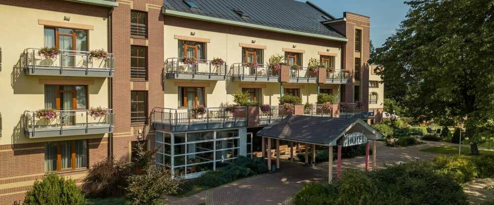 April Hotel Panorama - Hotel-Außenansicht