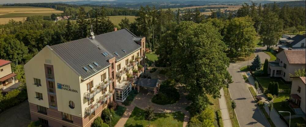 April Hotel Panorama - Hotel-Außenansicht