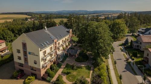 April Hotel Panorama - Hotel-Außenansicht