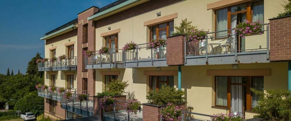 April Hotel Panorama - Hotel-Außenansicht