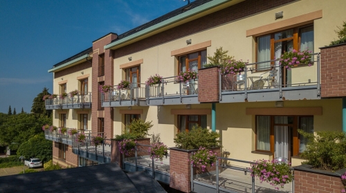 April Hotel Panorama - Hotel-Außenansicht