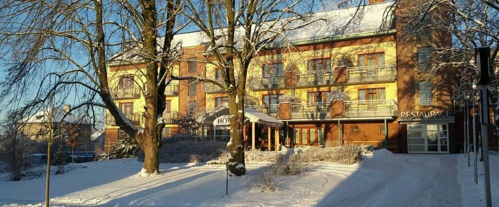 April Hotel Panorama - Hotel-Außenansicht