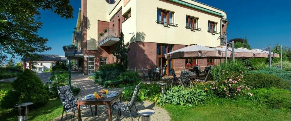 April Hotel Panorama - Hotel-Außenansicht