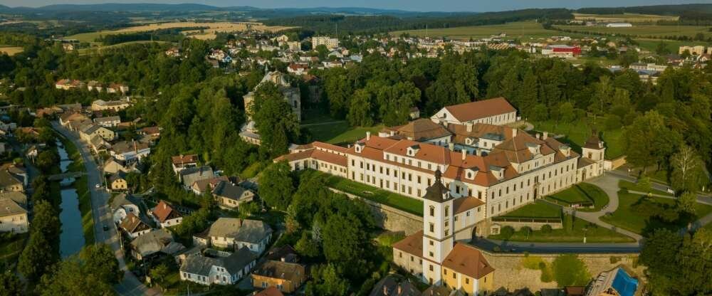 April Hotel Panorama - Umgebung