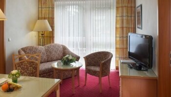 Unsere Auetal Suite bietet mit ca. 65 m² ausgiebig Platz für Familien bis zu 6 Personen. Die Suite überzeugt mit einem großen Schlafzimmer mit komfortablem Doppelbett, einem Zweibettzimmer, einem gemütlichen Wohnzimmer inklusive ausziehbarer Schlafcouch u
