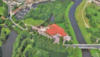 Auf der grünen Insel im Fluss