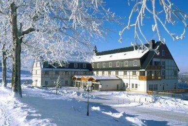 Außenansicht im Winter , Quelle: Panorama Berghotel Wettiner Höhe