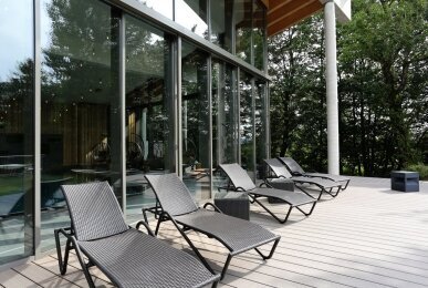 Außenanlage Wellnessbereich mit Liegefläche, Quelle: Berghotel Oberhof
