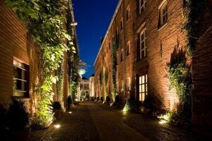Außenansicht bei Nacht