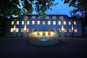 Für Genießer, Reisende, Stadtentdecker, Ausgehfreudige und Tagungsprofis Ob Radelspaß im Thüringer Wald, auf historischen Spuren zur Wartburg und Schloss Friedenstein, romantisches Wochenende oder Business-Termin, im Hotel DER LINDENHOF sind Sie komfort