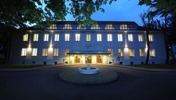 Für Genießer, Reisende, Stadtentdecker, Ausgehfreudige und Tagungsprofis Ob Radelspaß im Thüringer Wald, auf historischen Spuren zur Wartburg und Schloss Friedenstein, romantisches Wochenende oder Business-Termin, im Hotel DER LINDENHOF sind Sie komfort