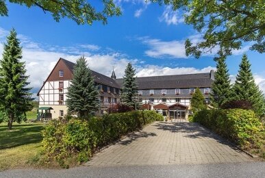 Außenansicht, Quelle: Panorama Berghotel Wettiner Höhe