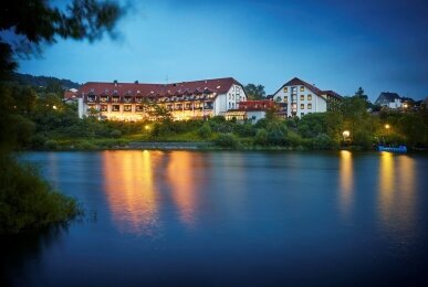 Außenansicht am Abend, Quelle: Göbel·s Seehotel Diemelsee
