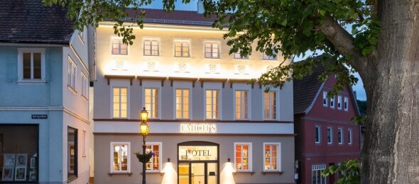 Außenansicht bei Dämmerung, Quelle: EMICH´S Hotel