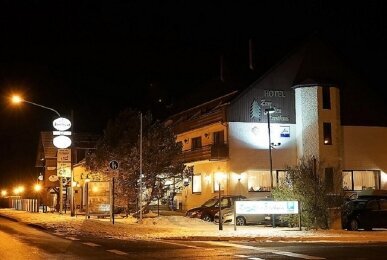 06 Außenansicht bei Nacht!, Quelle: Land-gut-Hotel Zum Alten Forsthaus