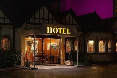 Außenansicht Eingangsbereich, Quelle: Hotel Bellevue Spa & Resort Reiterhof Wirsberg