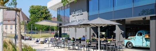 Außenansicht V8 HOTEL , Quelle: V8 Hotel MOTORWORLD Region Stuttgart