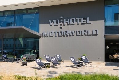 Außenansicht V8 HOTEL , Quelle: V8 Hotel MOTORWORLD Region Stuttgart