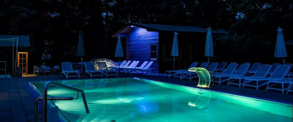 Außenpool bei Nacht