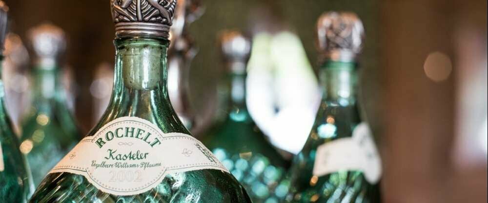 Auswahl an Getränken an der Bar