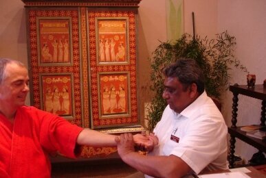 Pulsdiagnose im Ayurveda-Center, Quelle: Hotel Am Kurhaus