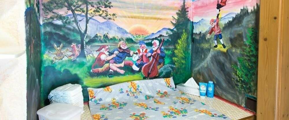 Wickelecke mit Wärmelampe und Wickelutensilien