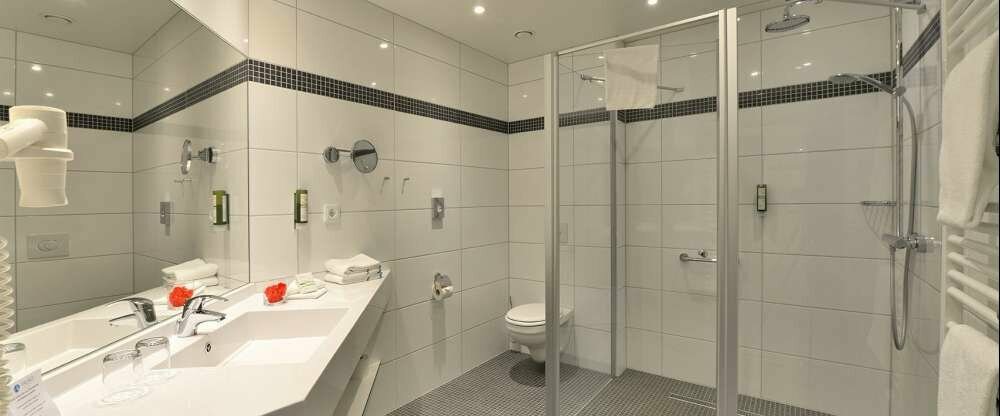 Bad Komfortzimmer mit bodenebener Dusche.