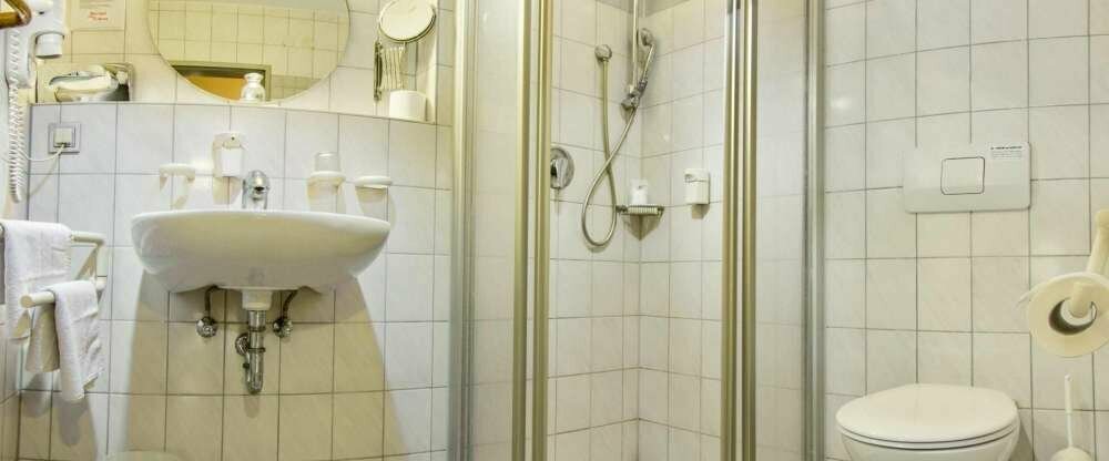 Das Bad unserer Comfort Doppelzimmer ist mit Dusche, WC, Haartrockner und Kosmetikspiegel ausgestattet