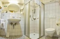 Das Bad unserer Comfort Doppelzimmer ist mit Dusche, WC, Haartrockner und Kosmetikspiegel ausgestattet