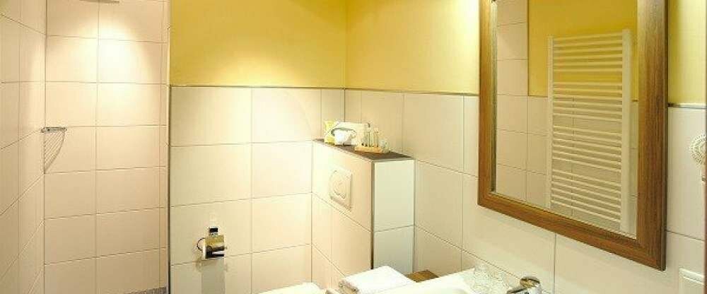 Modernes Bad in Komfortzimmer 