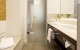 Die modernen Bäder verfügen über eine große Dusche, Fußbodenheizung, Ablagefläche und Sitzmöglichkeit sowie Kosmetikspiegel und Föhn.