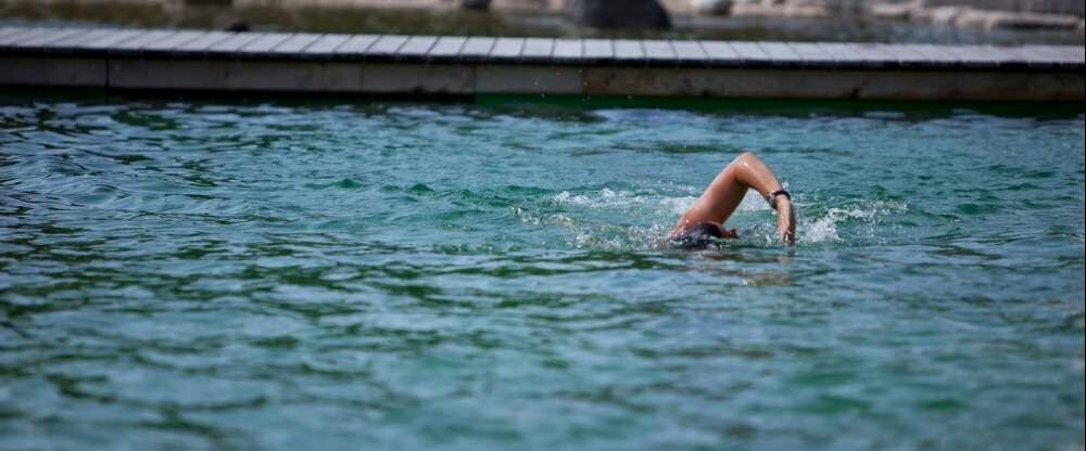 Das örtliche Bad Natur - Naturschwimmbad Heigenbrücken, direkt hinter dem Haus, 200 m - saisonal geöffnet.